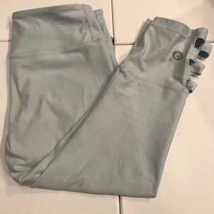 Cropped light blue leggings